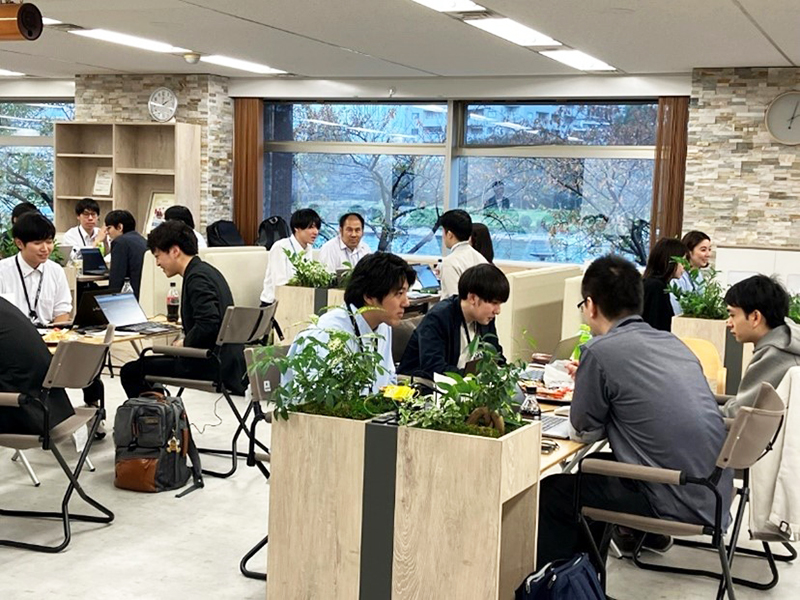 和気あいあいとゲームに取り組んでいる様子