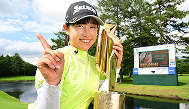 菅沼選手と優勝トロフィー