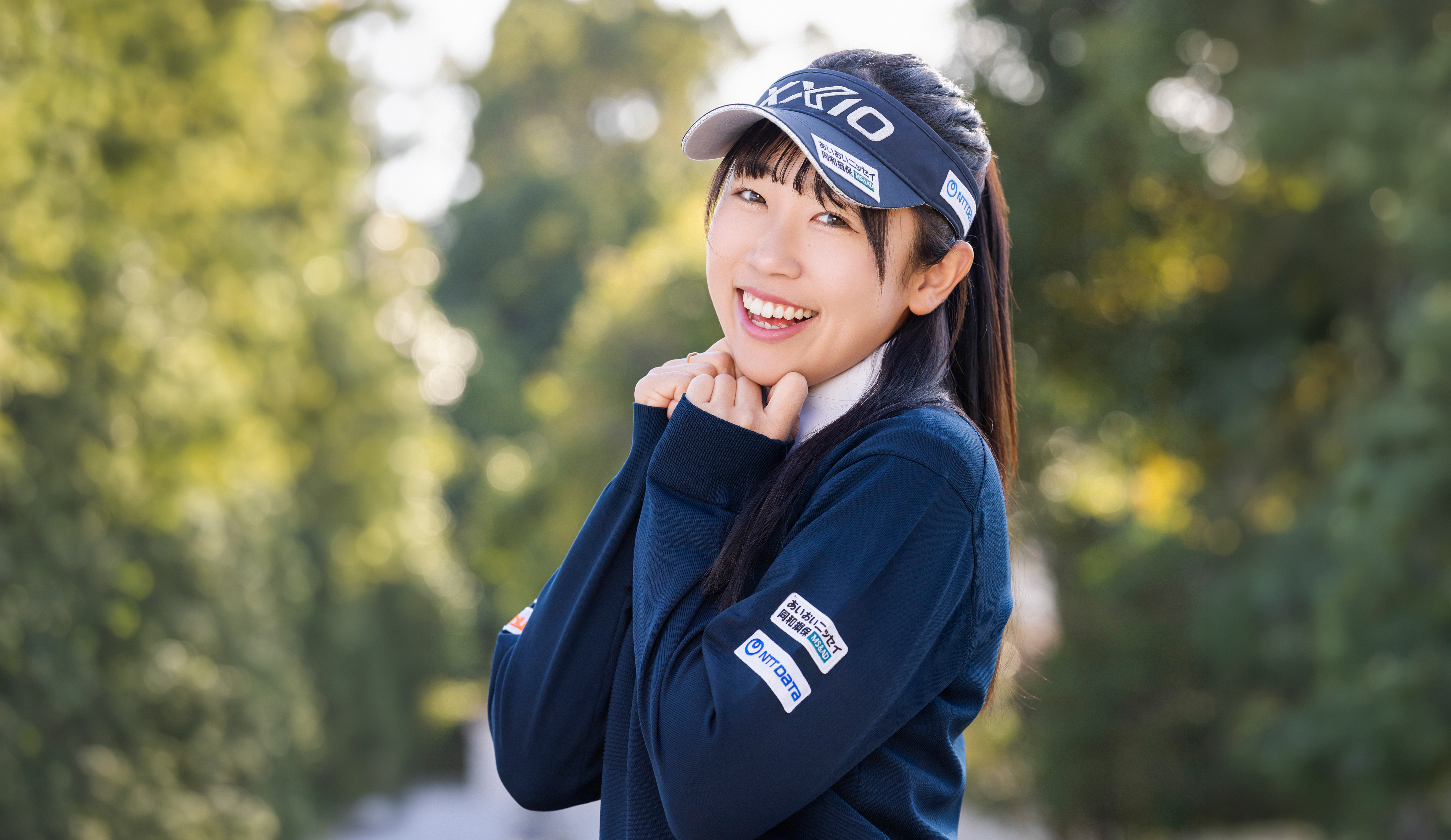 菅沼選手と優勝トロフィー